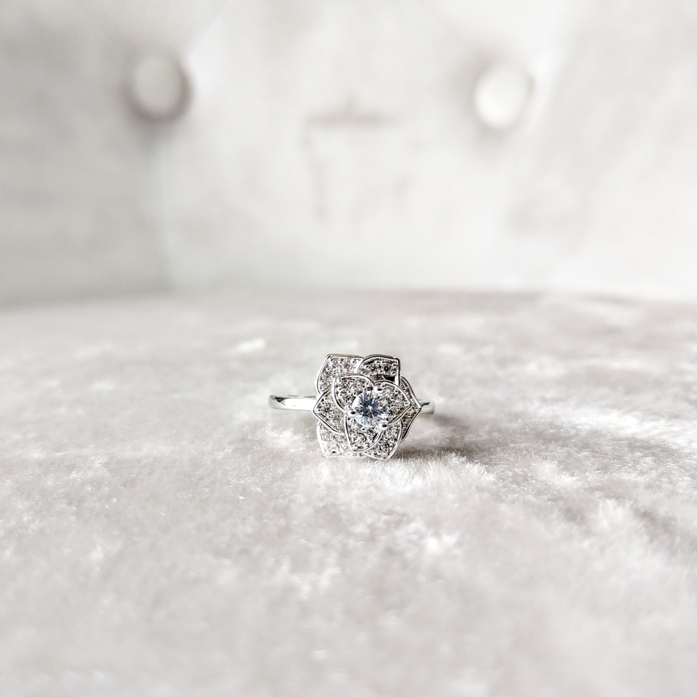 💎NEW💎 WHITE GOLD PLATED CAMILLIA RING - Picture 3 of 9